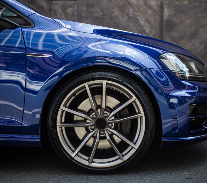 parte-delantera-derecha-automovil-sedan-azul